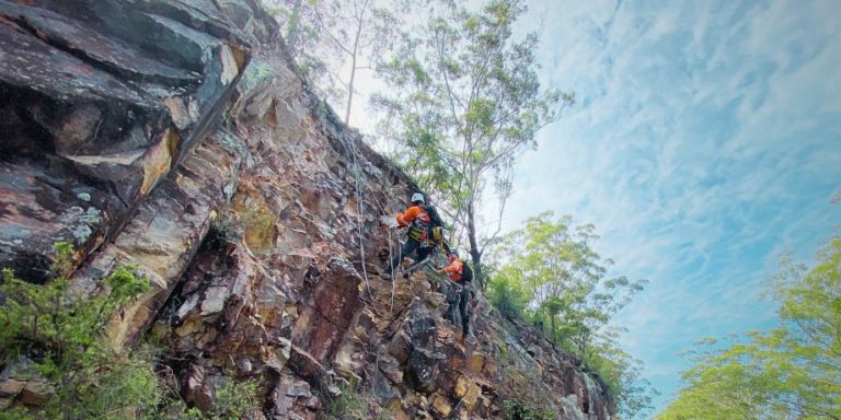 Rock scaling with rope access - Height Dynamics